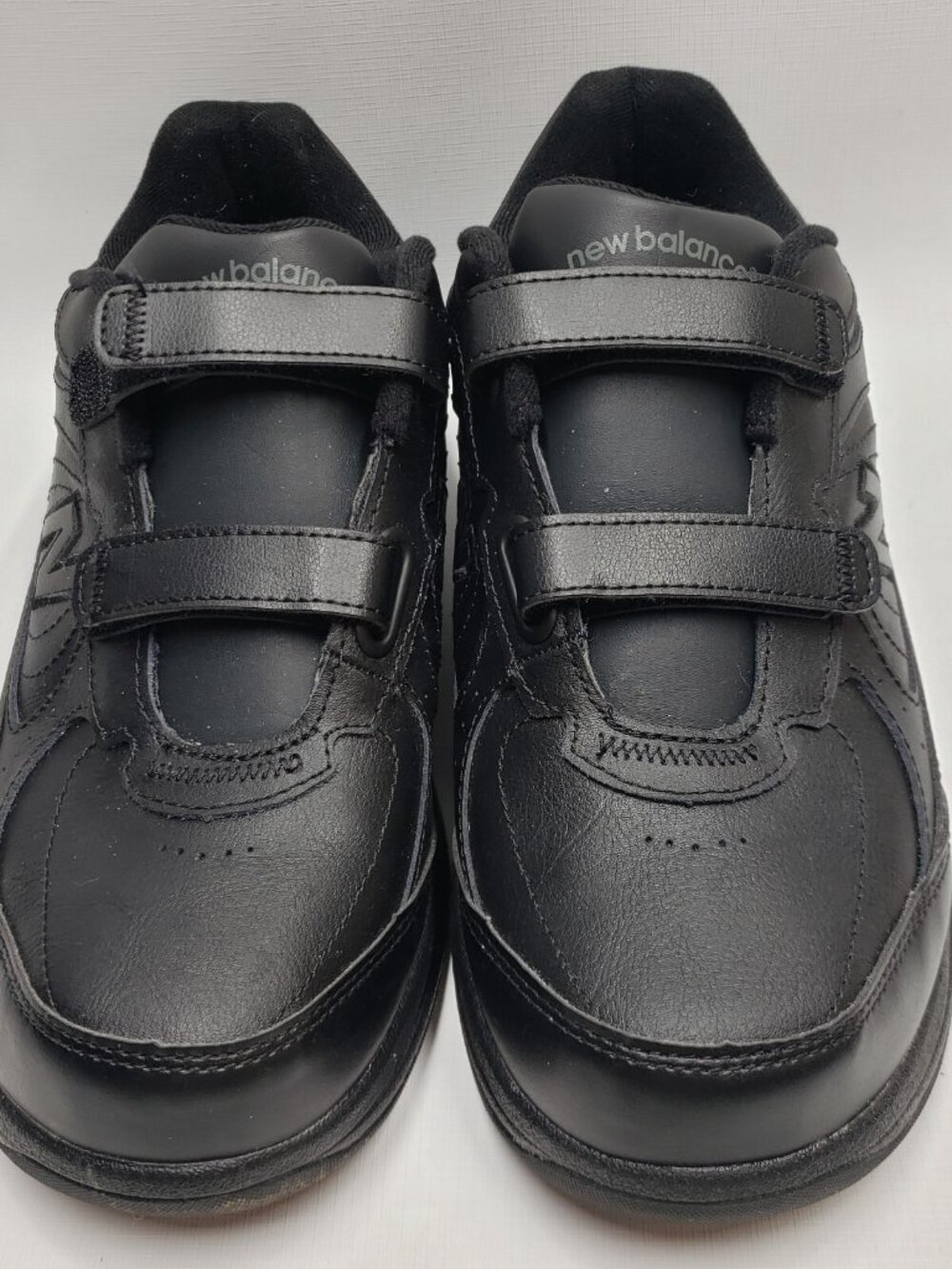 New Balance  Women 9.5D Walking Shoe Black Leather Hook and Loop Strap WW577VK